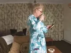 Miskin kesepian nenek
