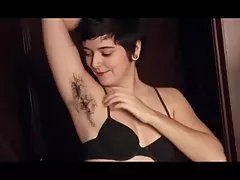 Vagina berbulu Sexy babe berbicara tentang rambut tubuh menakjubkan