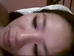 Cina egois terbuang menggosok vagina berbulu pada webcam