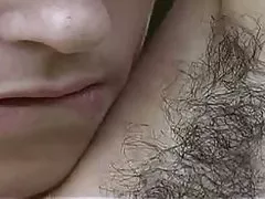 Seksi gadis sangat berbulu dengan susu payudara