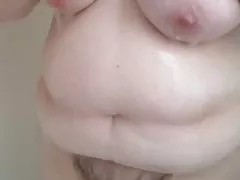 BBW mandi sebelum tidur mencuci vagina berbulu nya, payudara, perut
