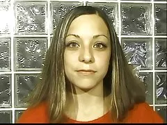 Brunette memanjat di ranjang dan menyebar kakinya