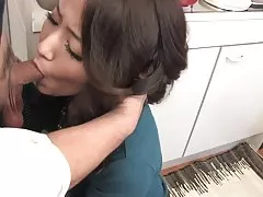 Brunette dengan kerah mendapat klitorisnya menggoda dengan mainan