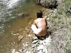 Morgan mandi di Sungai
