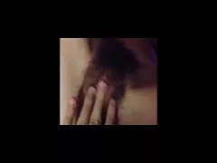 Vagina berbulu ditutup matanya