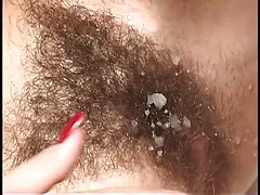 Berbulu pirang dengan bush hitam dan pantat besar rides keras!