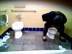 BBW perempuan melayang di atas toilet balita