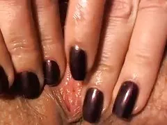 Closeup menggosok dan bermain-main dengan vagina berbulu