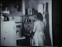Vintage madu fucked oleh pintu ke pintu salesman di dapur